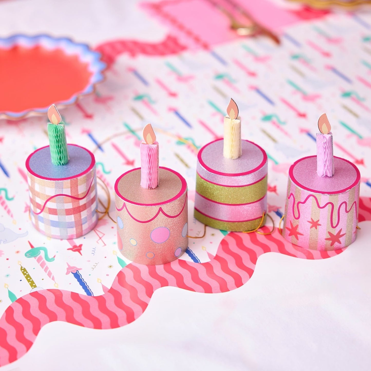 Party Parade Paper Table Runner (25 ft, cut to fit)