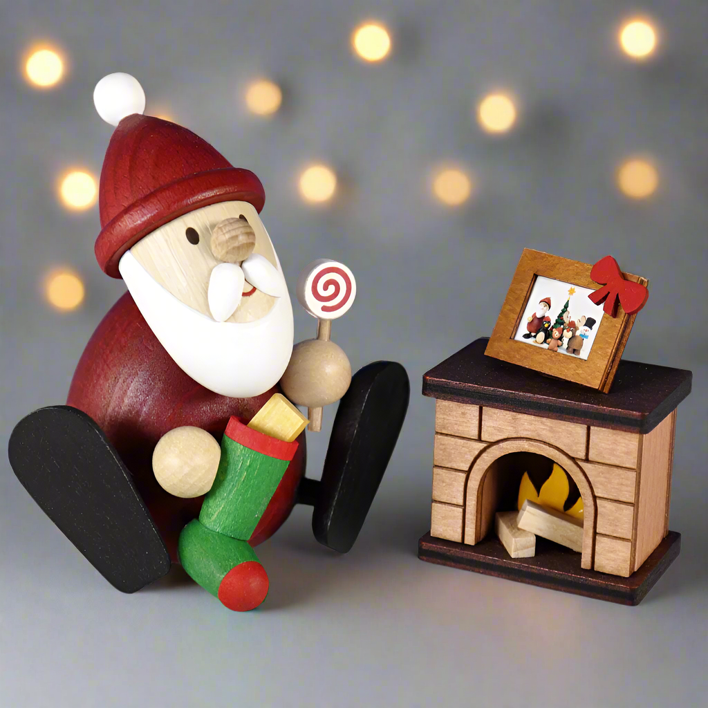 Weihnachtsmann Collectibles - Santa with Fireplace