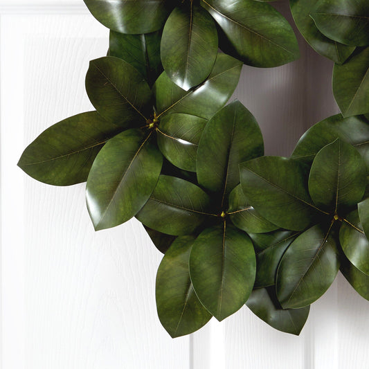 a wreath of green leaves