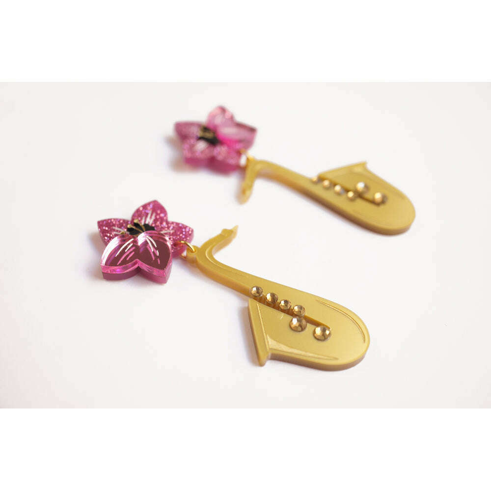 Saxophone with flower earrings by Laliblue