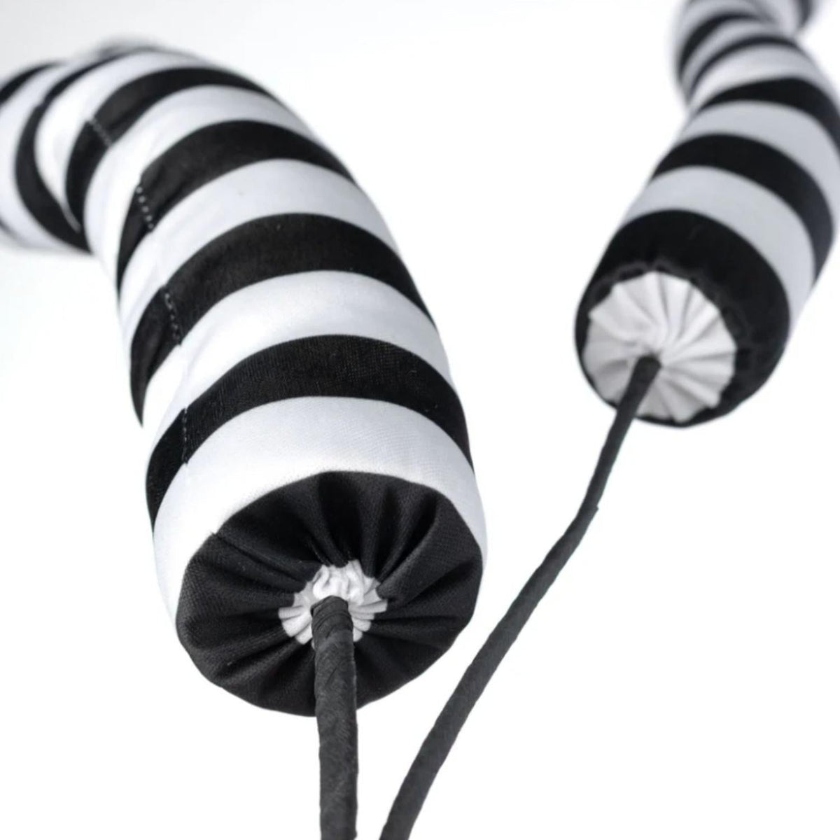34" Stripe Horn Spray: Black & White