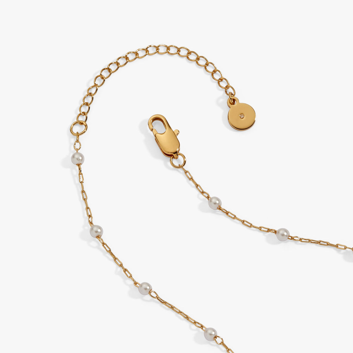 a gold chain with pearls
