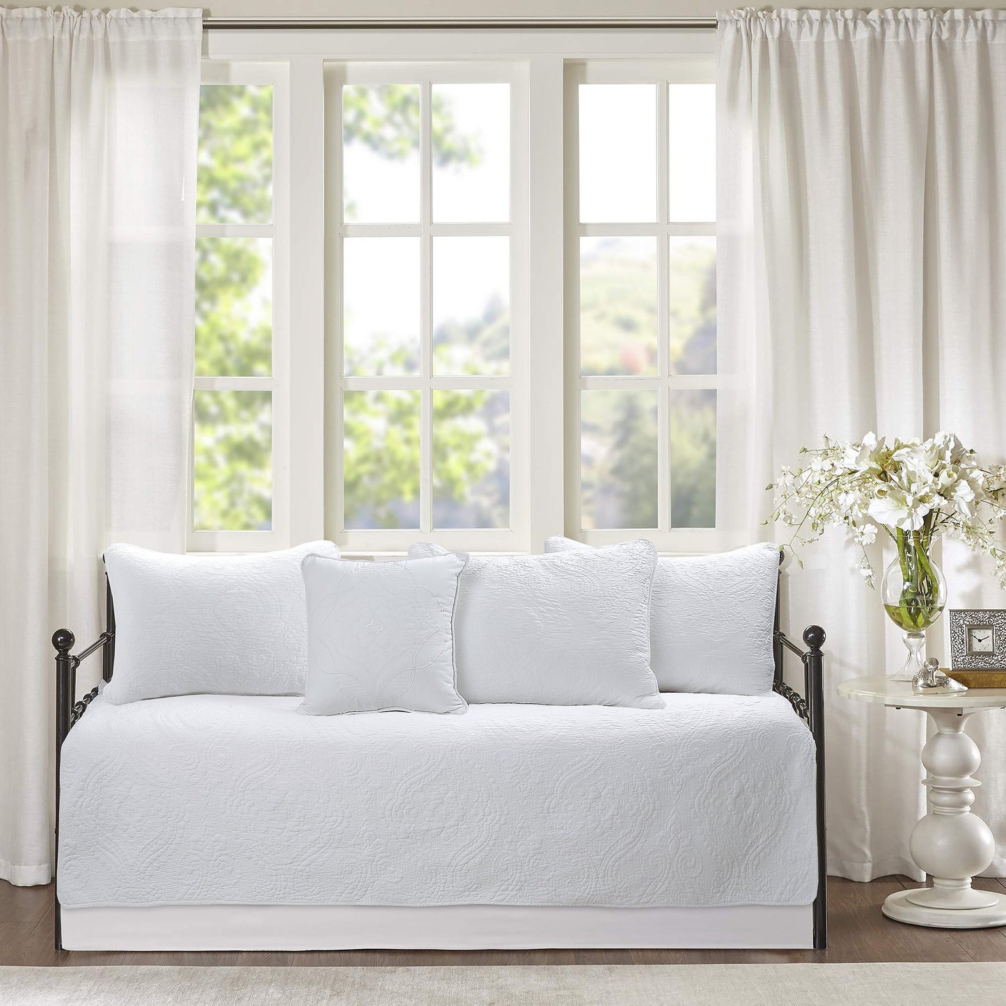 Solid White Chic Brocade Matelassé Medallion Floral Cotton Reversible Quilt Bedding Set