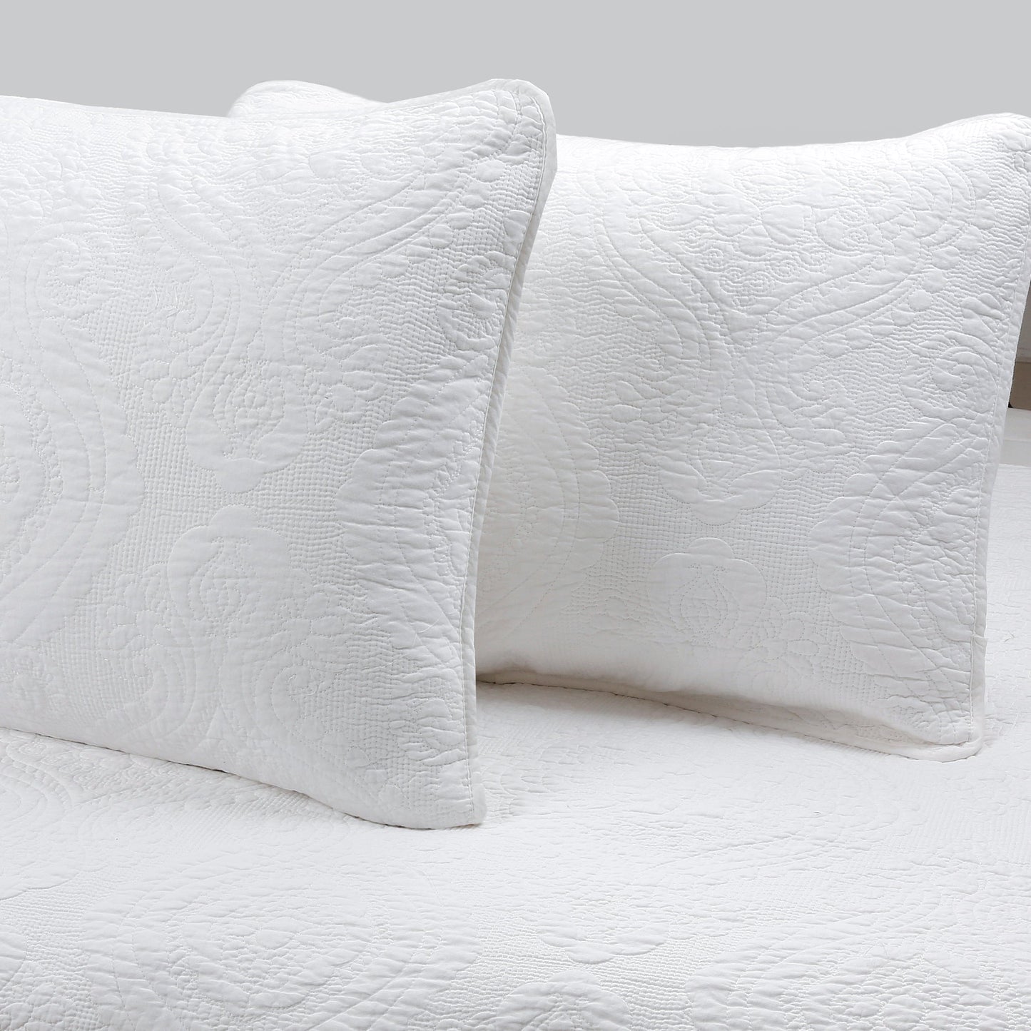 Solid White Chic Brocade Matelassé Medallion Floral Cotton Reversible Quilt Bedding Set