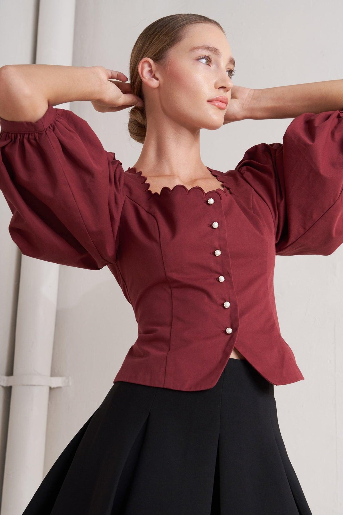 AMOUR SCALLOP WOVEN TOP