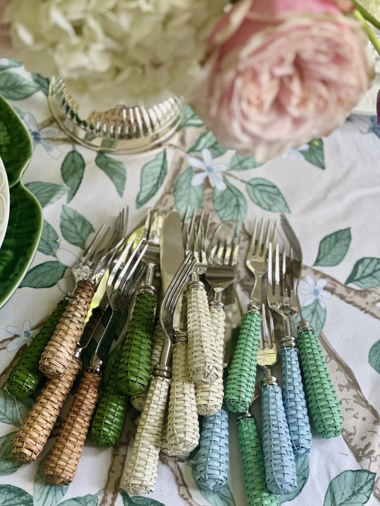 WHITE BASKETWEAVE FIVE PIECE FLATWARE SET