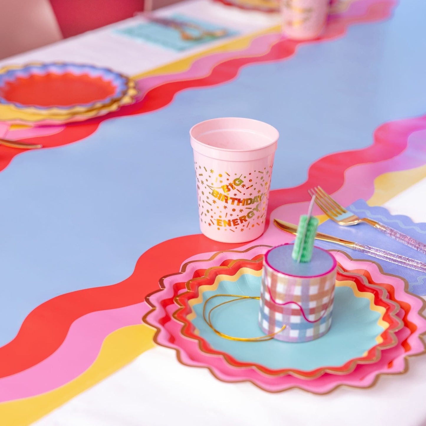 Scalloped Soirée Paper Table Runner (25 ft, cut to fit)