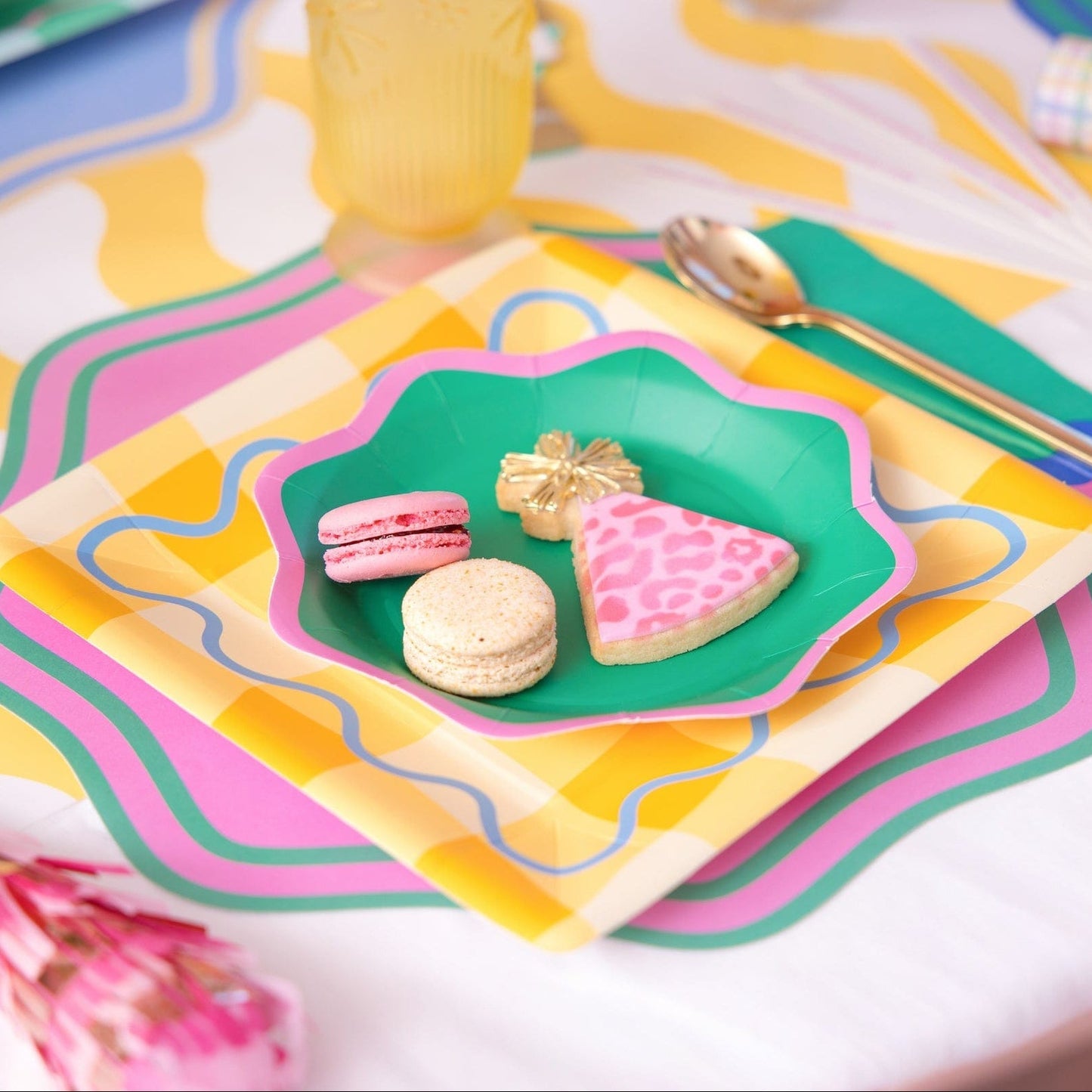 Colorwave Scalloped Placemats (10 ct, 5 colors)