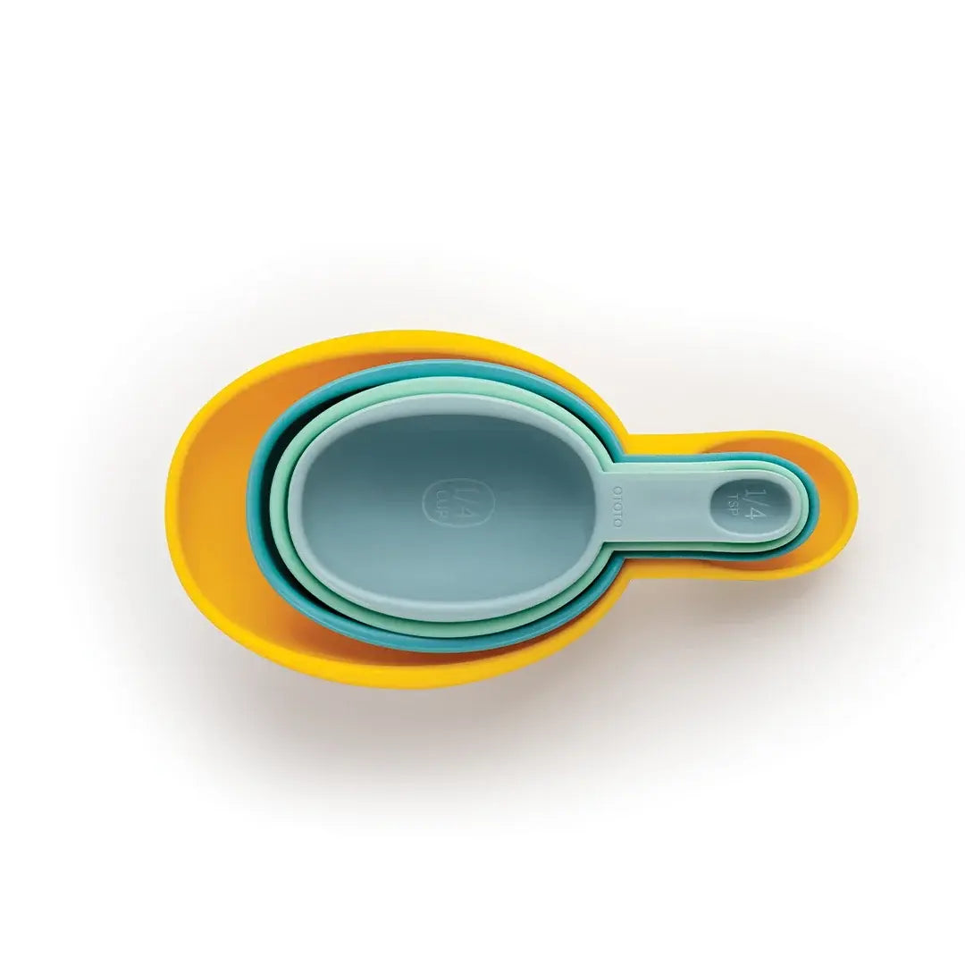 a stack of measuring cups