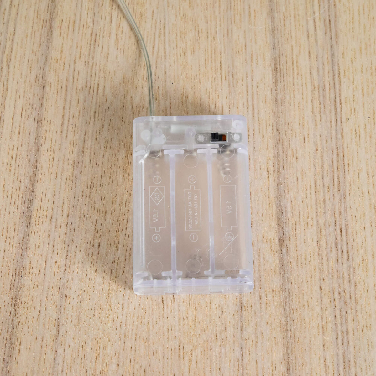 a clear plastic container with a wire