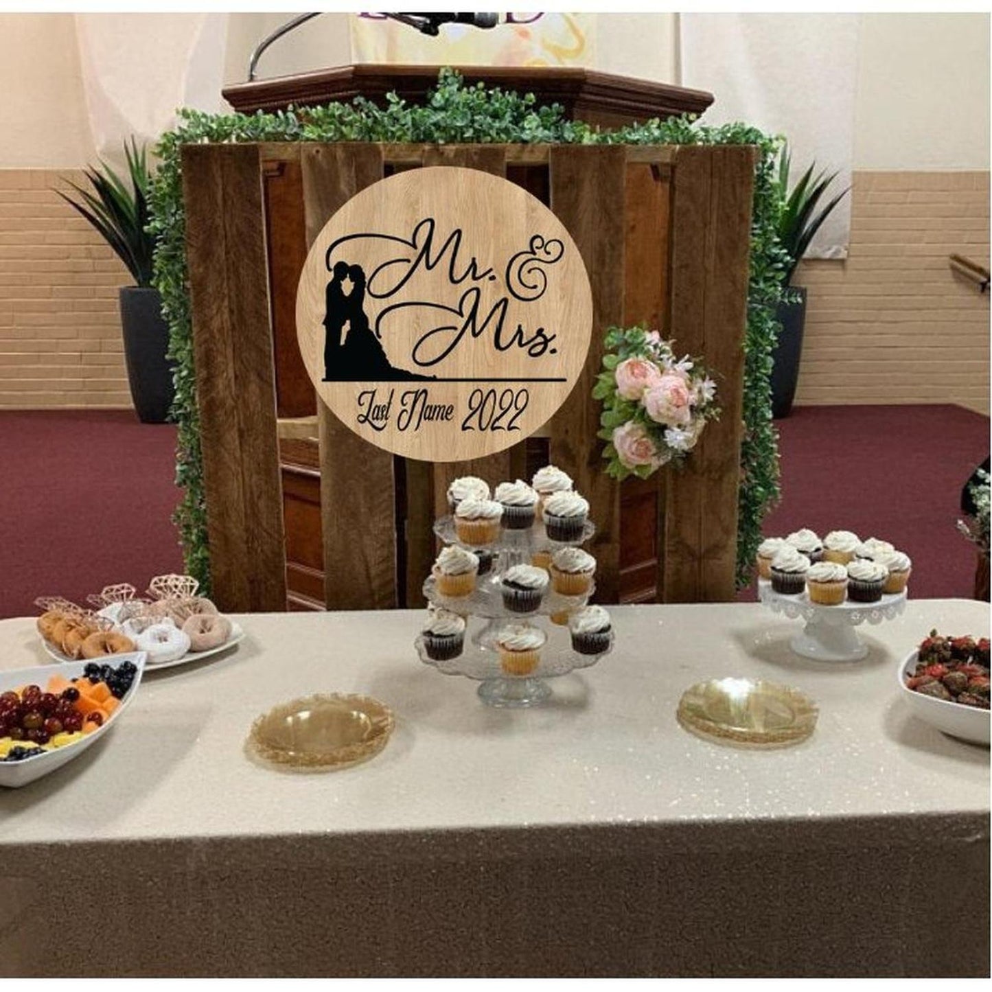 Mr and Mrs Wedding Round Sign