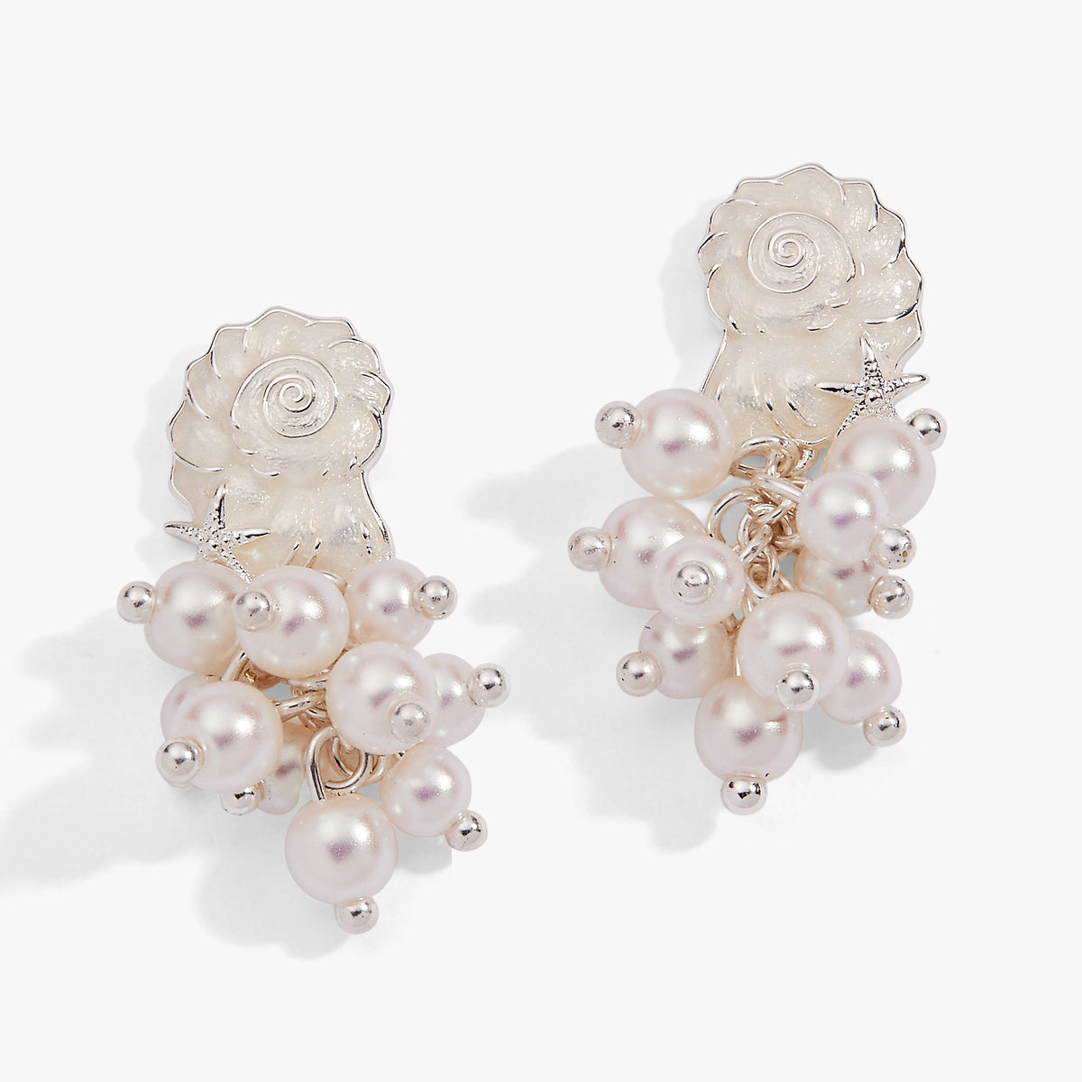 a pair of earrings with pearls