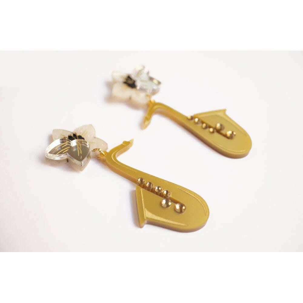 Saxophone with flower earrings by Laliblue