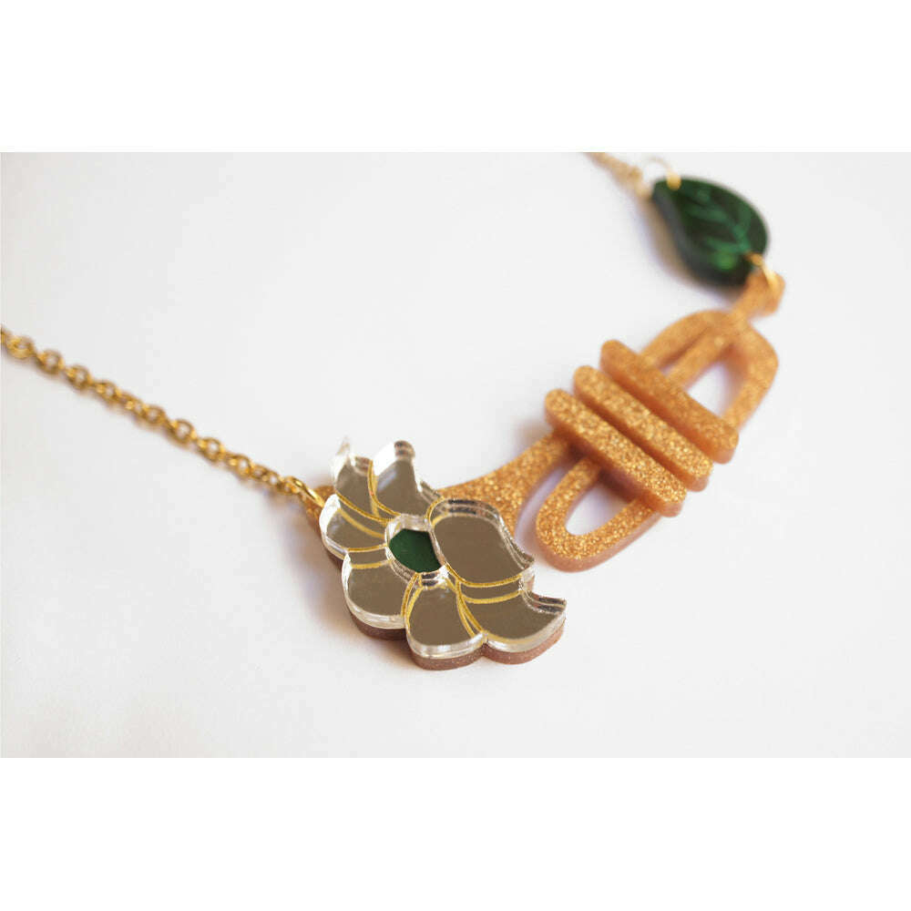 Trumpet with flower necklaces by Laliblue